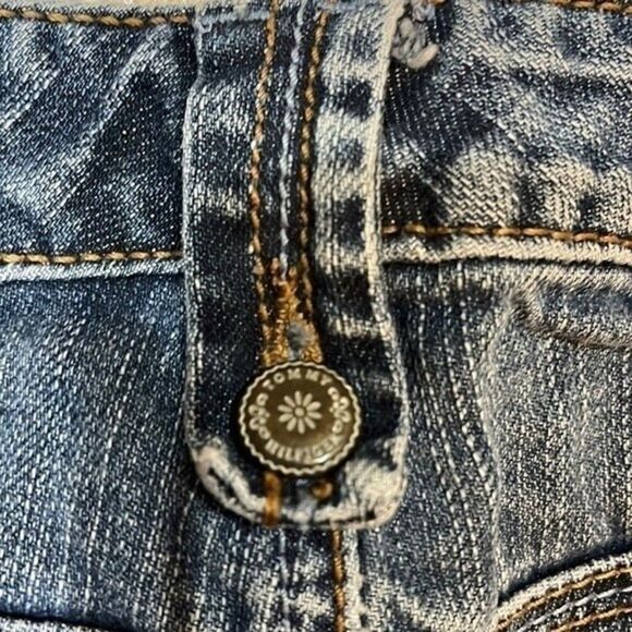 Tommy Hilfiger Ladies Denim Capri Jeans, Medium Wash Blue Denim.Size 10. Vintage - Picture 13 of 16